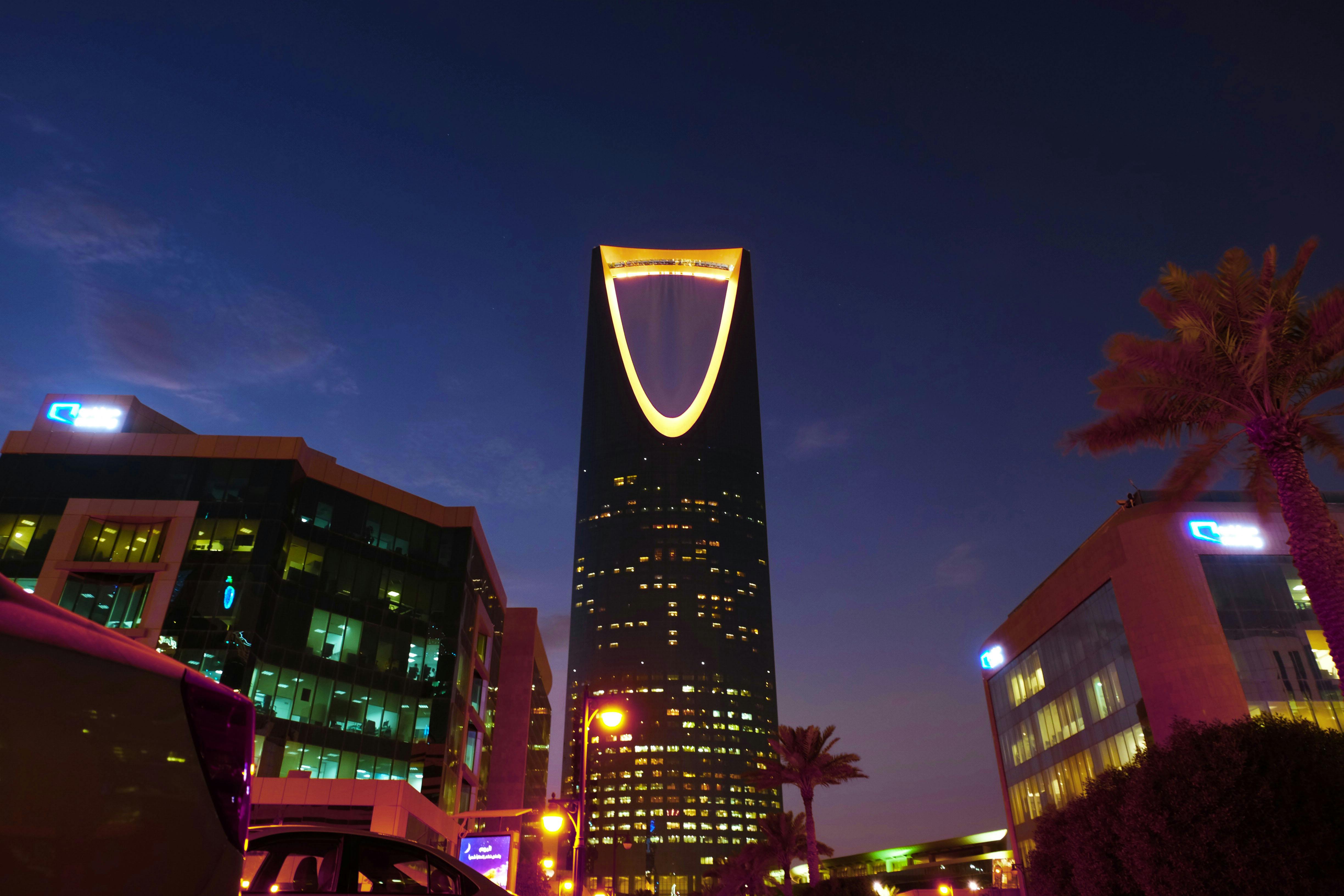 4896x3264 View of Illuminated Kingdom Centre, Riyadh, Saudi Arabia · Free