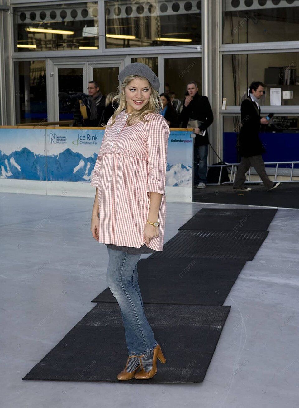 960x1311 Holly Willoughby Blue Jeans Natural History Museum Gray Beret Photo Background And Picture For Free Download
