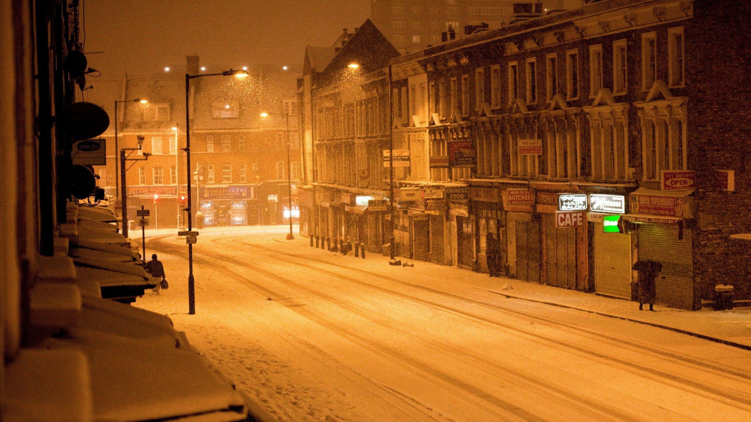 2560x1440 Free download winter snow night London street Wallpaper