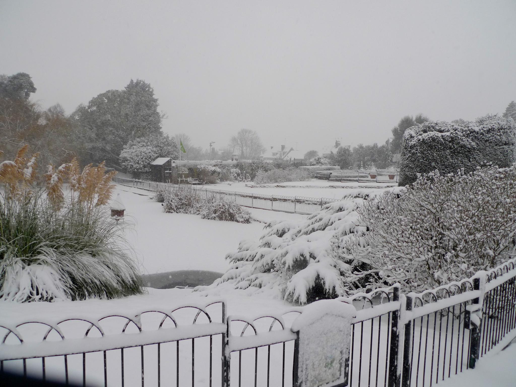 2048x1536 Snow in London park wallpaper and image, picture