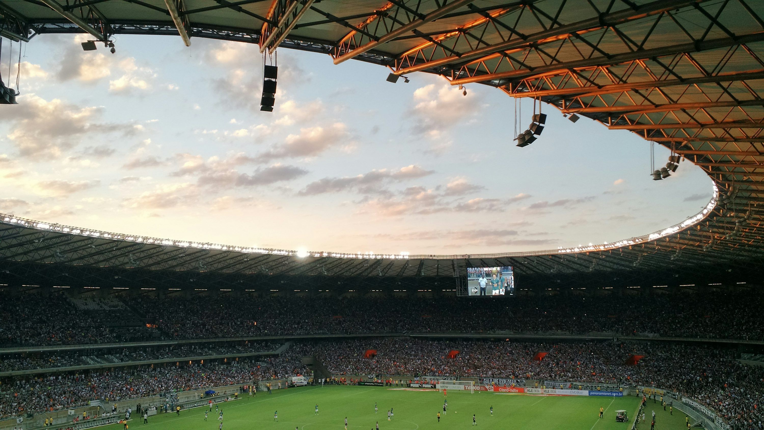 3000x1688 Football Wallpaper: Free HD Download [4K]