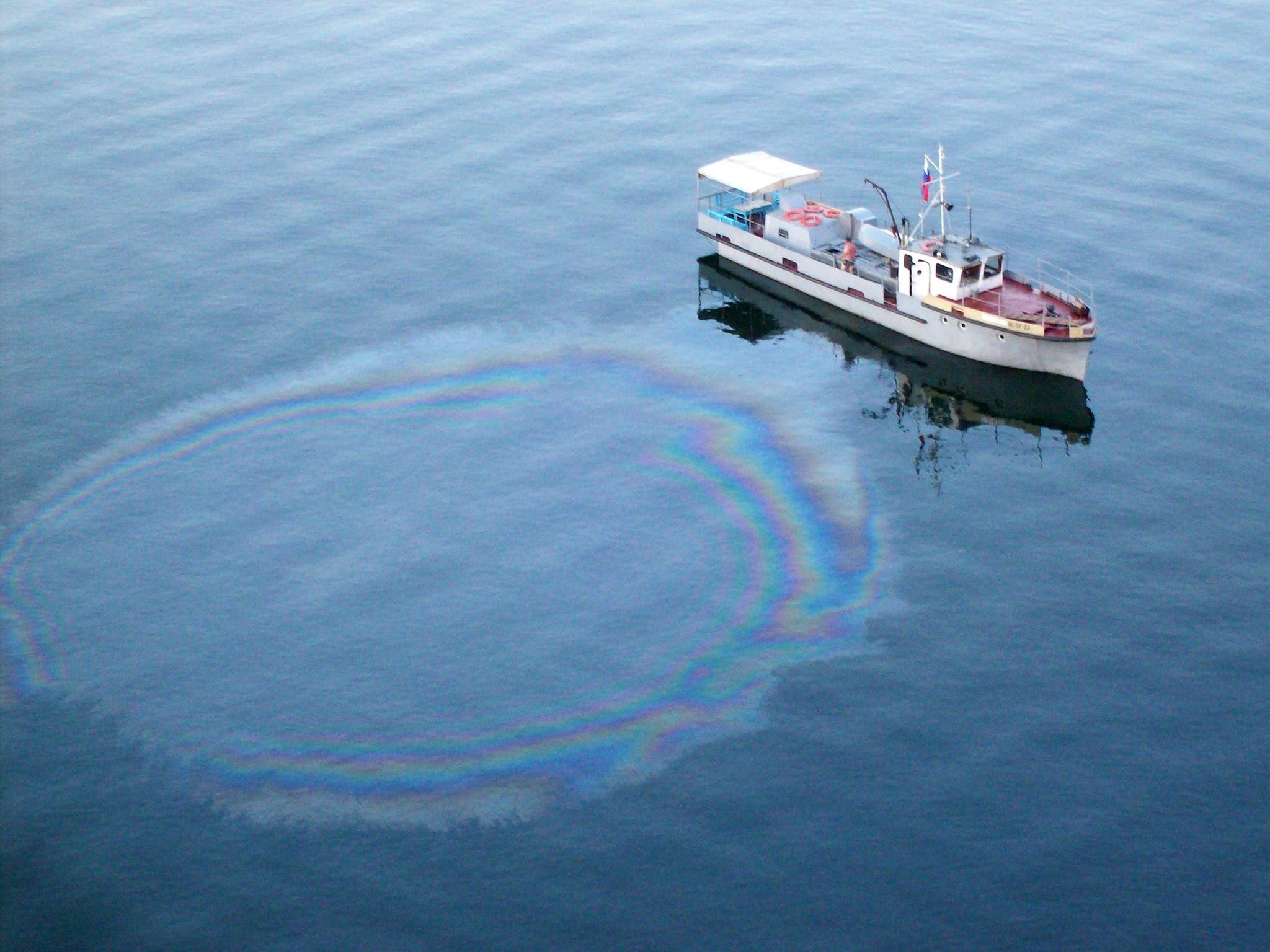 2048x1536 Oil Water Pollution Min