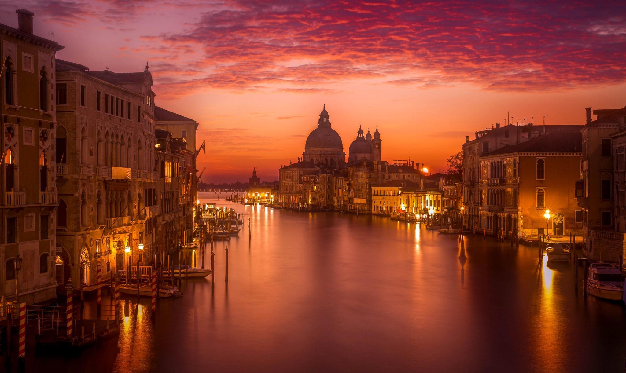 2048x1221 The Carnival Of Venice Wallpaper