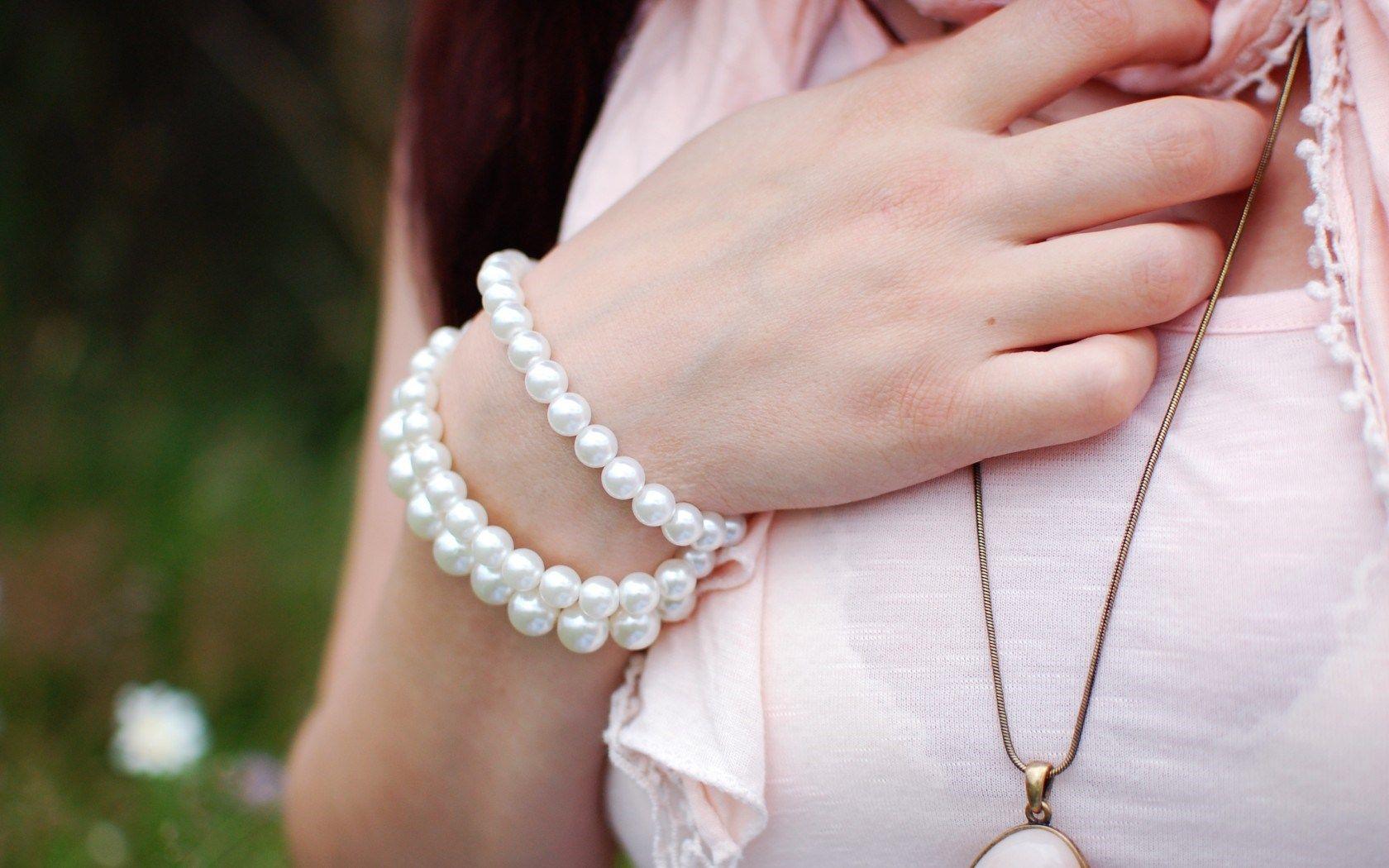 1680x1050 Bracelet Girl Mood