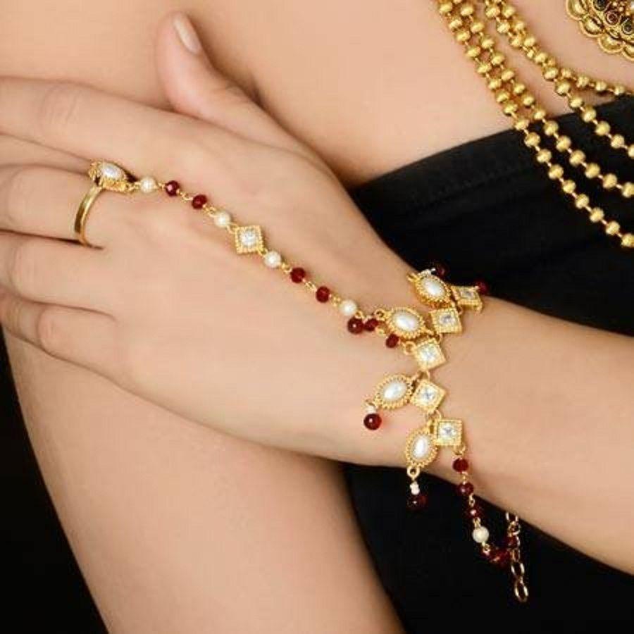 900x900 Bracelet Wallpaper Ring Attached To Bracelet