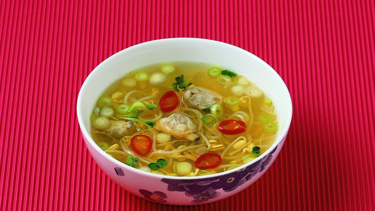 1280x720 Download wallpaper 1280x720 soup, chicken, meat, plate hd, hdv