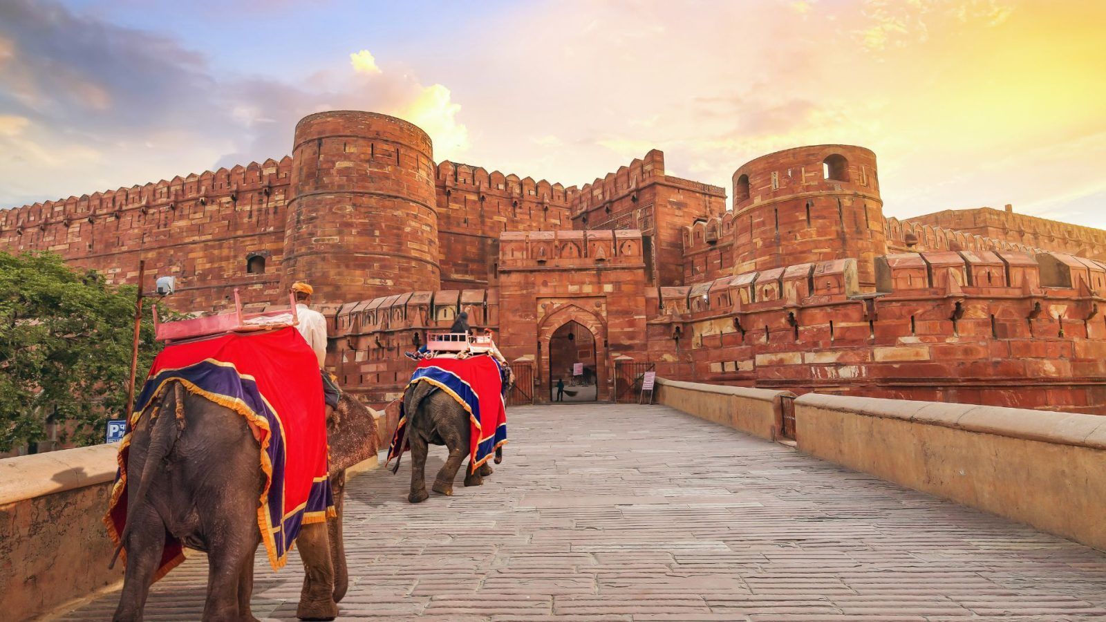 1600x900 Tourist Places In Agra: Iconic Taj Mahal To Forts Of The Mughal City In 48 Hours