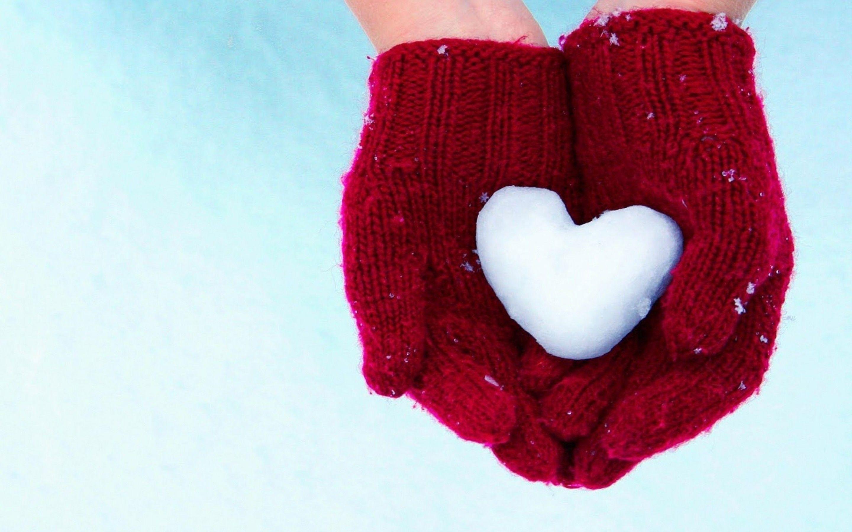2880x1800 Download 2880x1800 Red Gloves, Snow Heart, Winter, Love Wallpaper