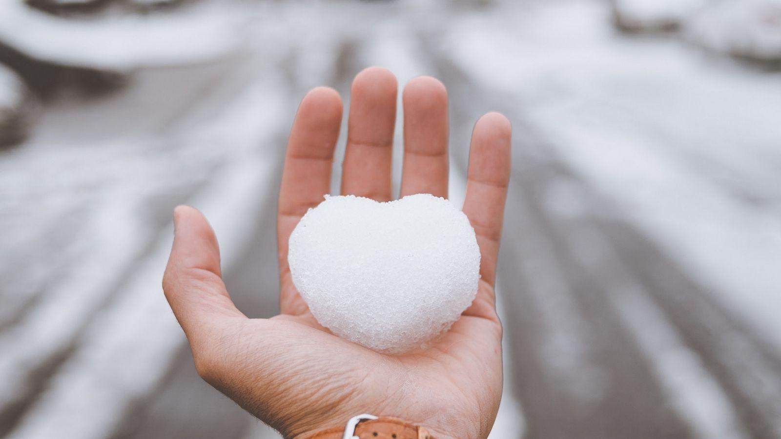 1600x900 Download wallpaper 1600x900 hand, snow, heart, winter, love
