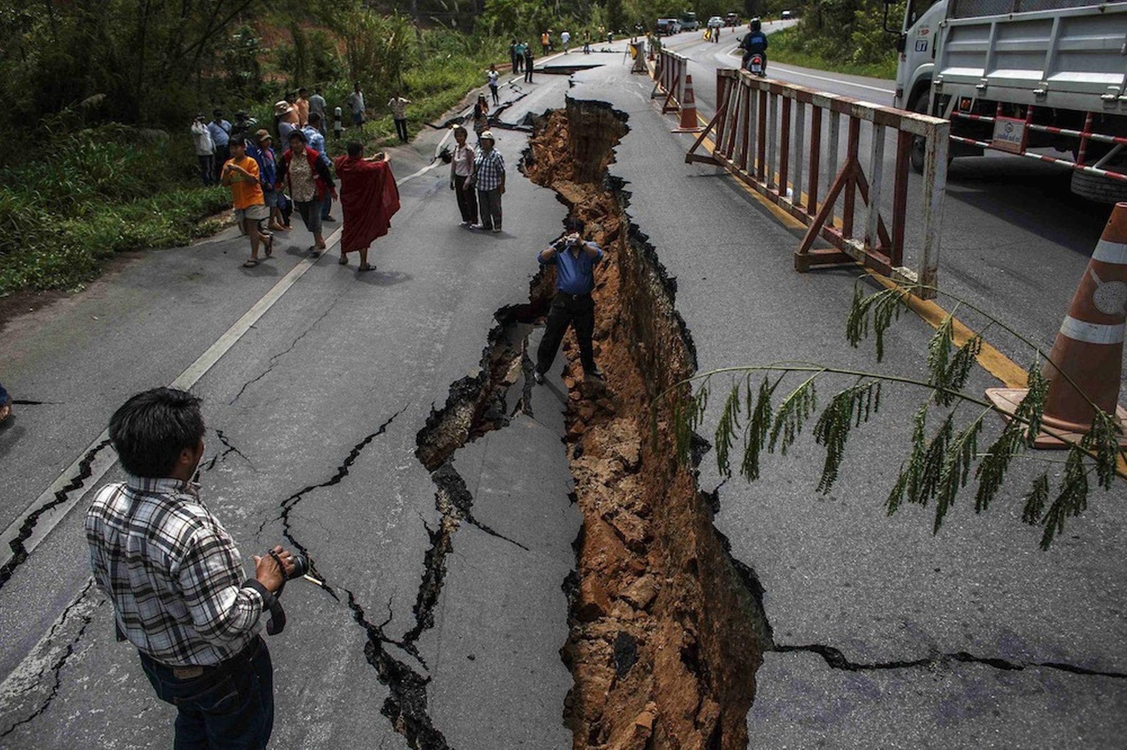 Трещина индийские. Непал землетрясение 2021. ZEMLETRESENI. Землетрясение картинки. Фотографии землетрясения.