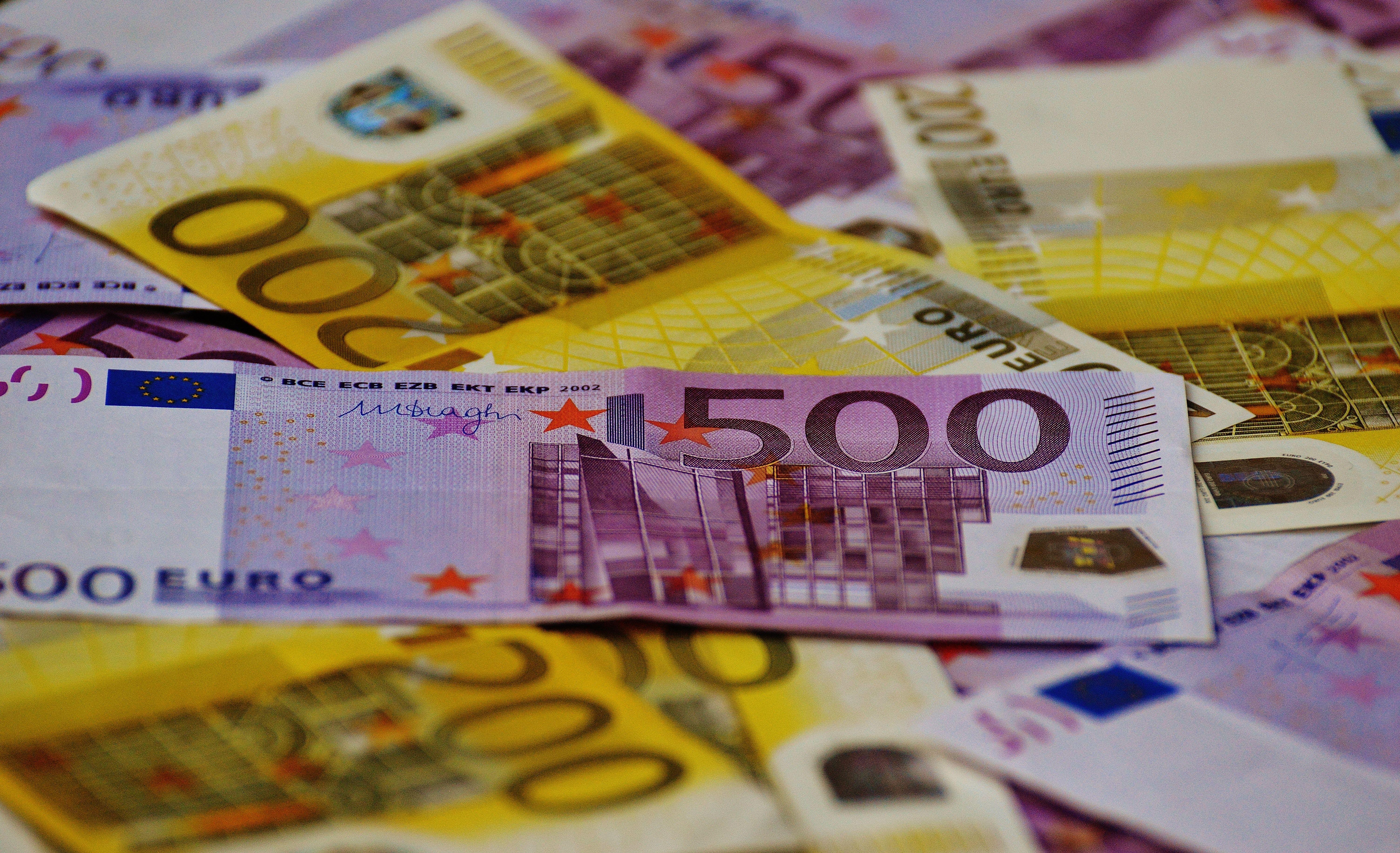 6016x3667 Euro · Free