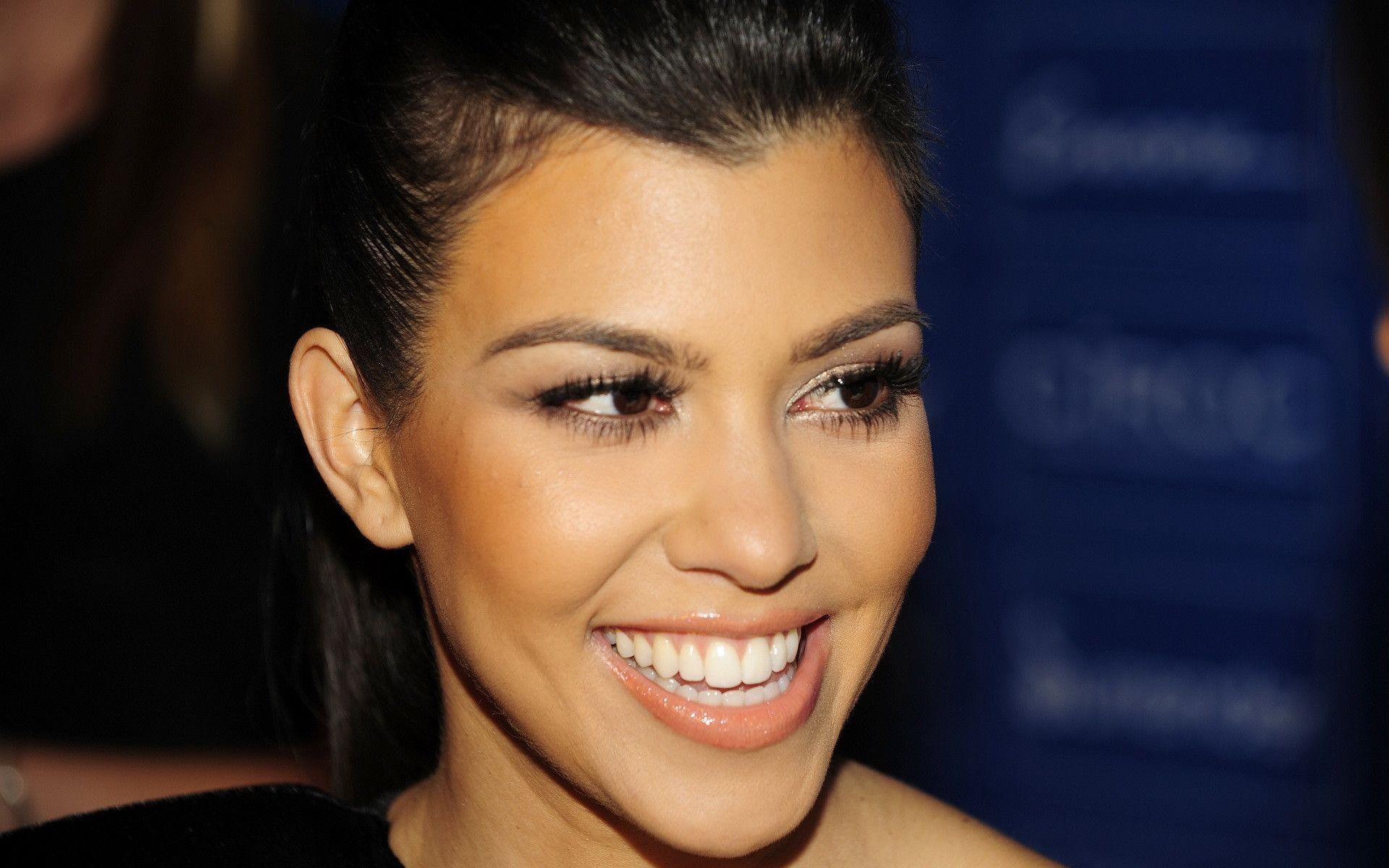 1920x1200 Kourtney Kardashian Wallpaper