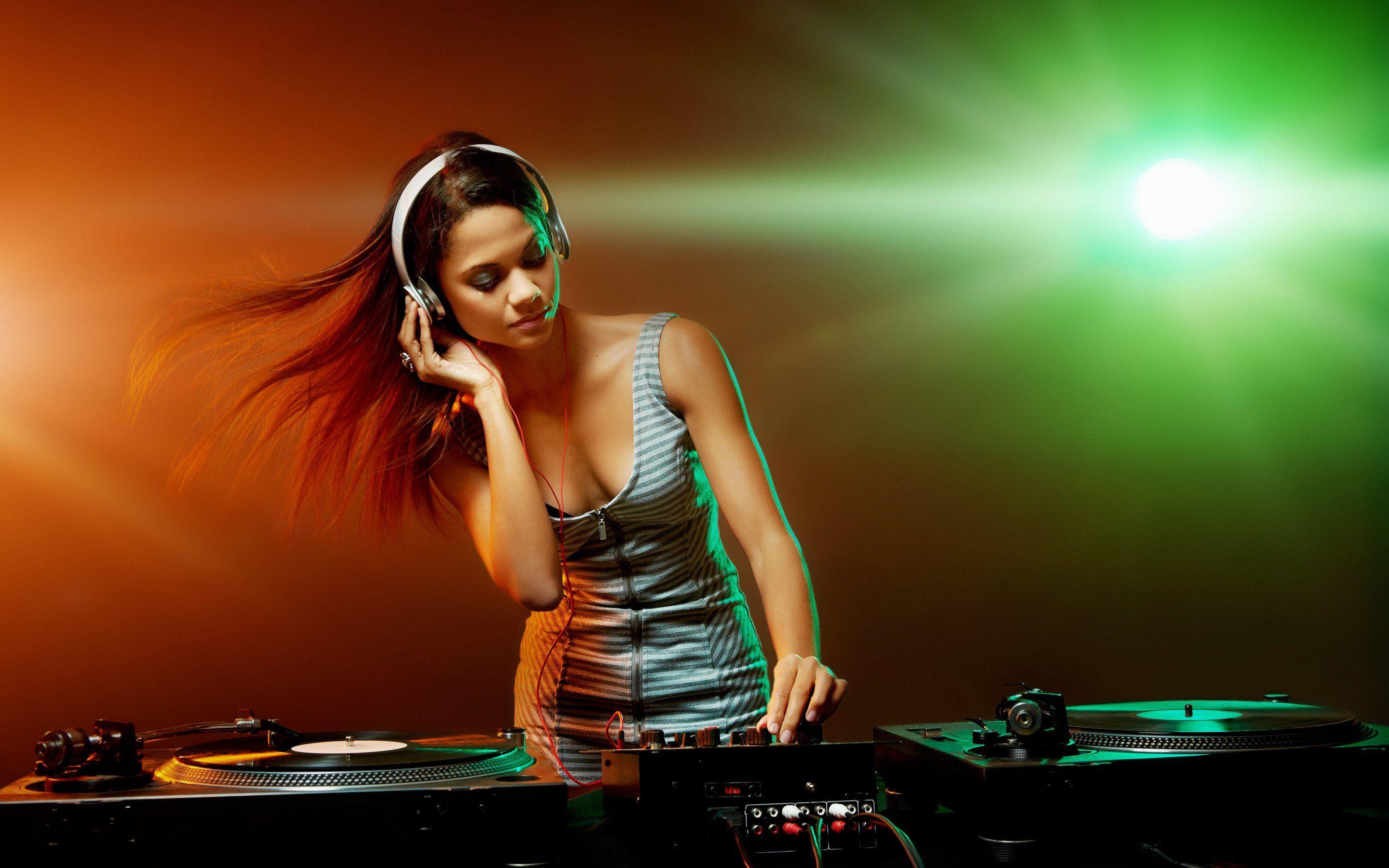 Music Girl Wallpapers Top Free Music Girl Backgrounds WallpaperAccess