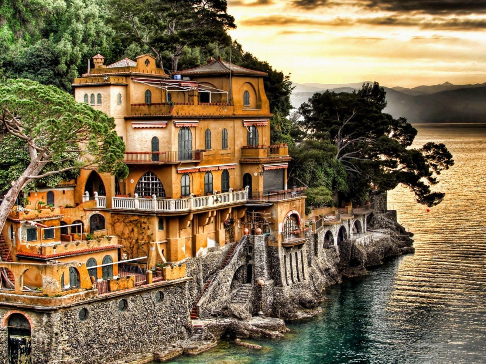 1600x1200 Old house in Genoa, Italy wallpaper and image