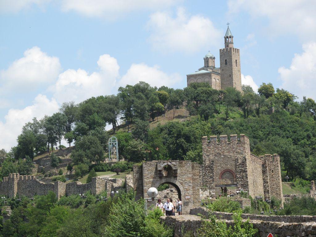 1024x768 bulgaria church on the hill. HD Windows Wallpaper