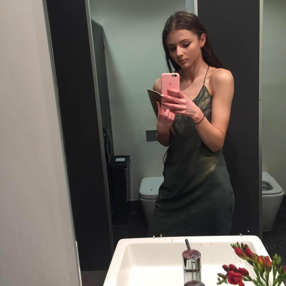 960x960 Hot Picture Of Thomasin McKenzie Which Will Make You Forget