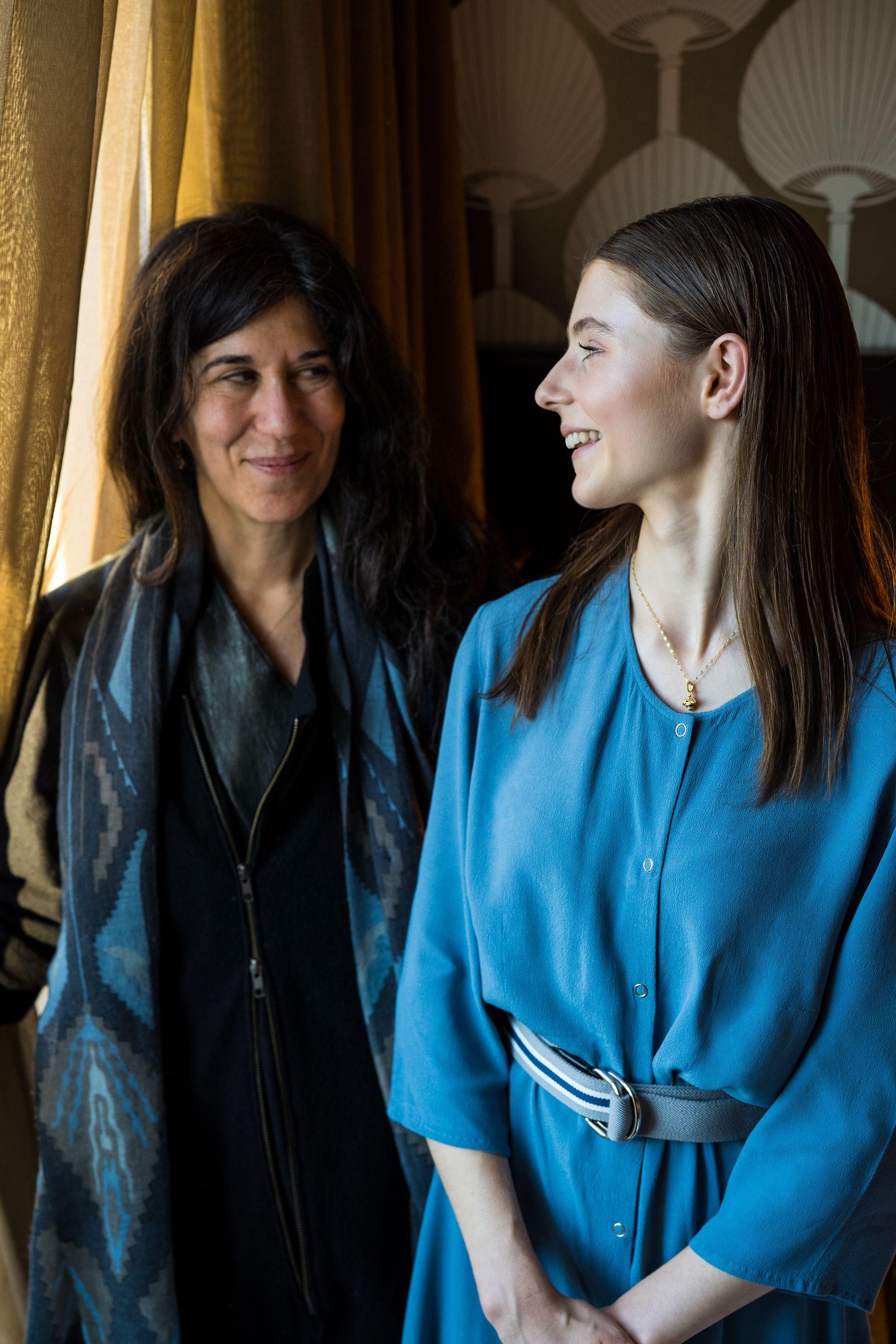 2000x3000 Debra Granik and Thomasin Harcourt McKenzie together in Wellington