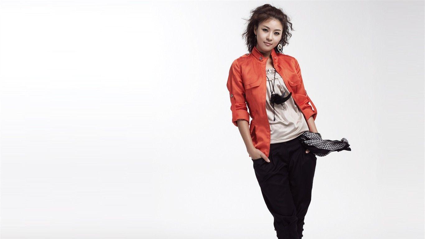 1366x768 South Korean beauty model wallpaper Wallpaper