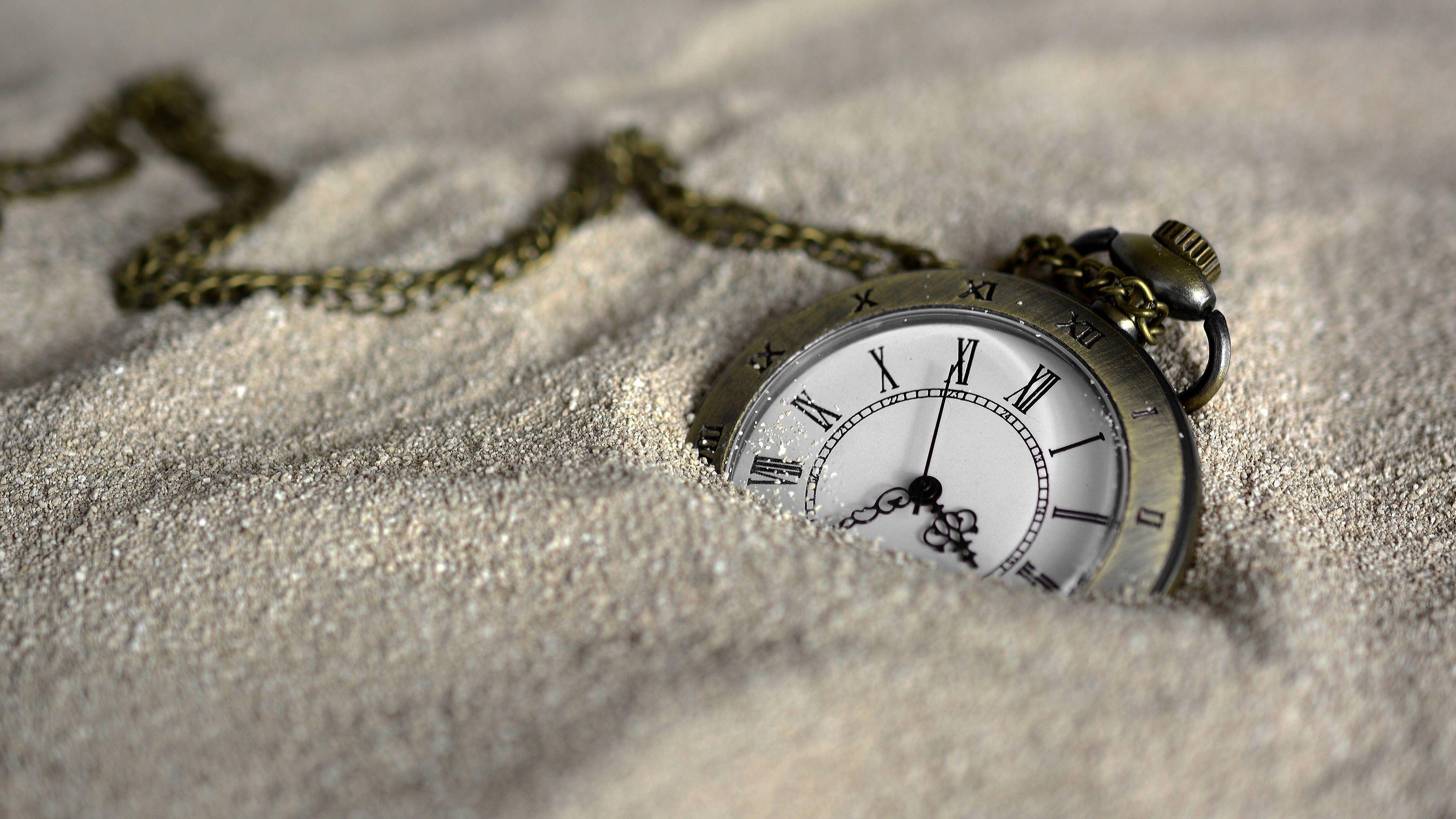3840x2160 Pocket Watch In Sand UHD 4K Wallpaper