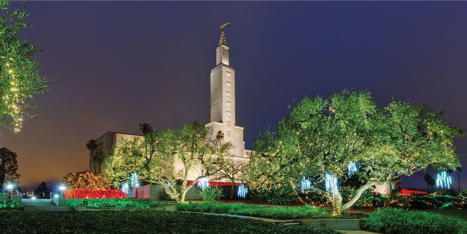 1849x929 Photos: Magnificent Temple Christmas Light Displays Around the World