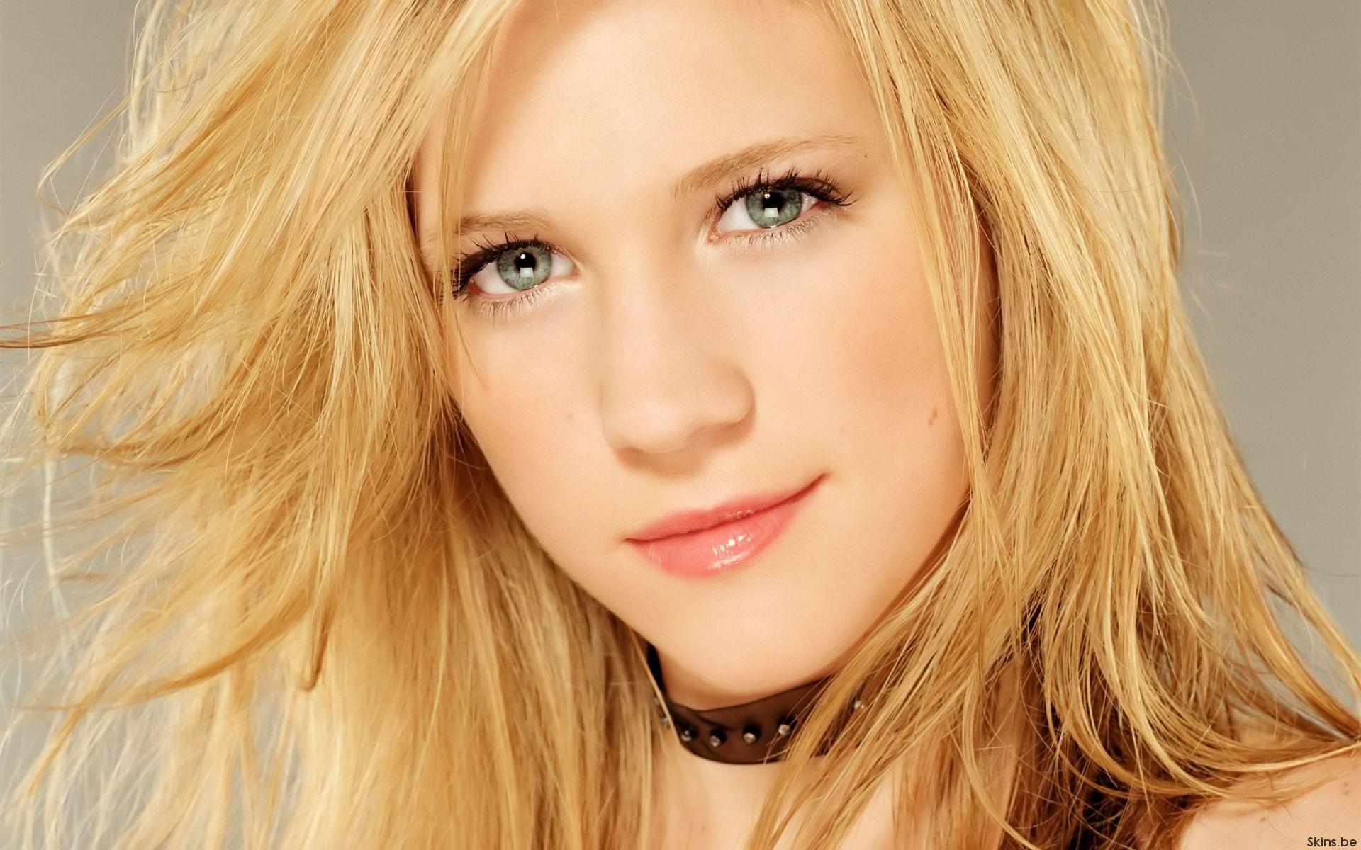 1920x1200 Brittany Snow HD Wallpaper for desktop download