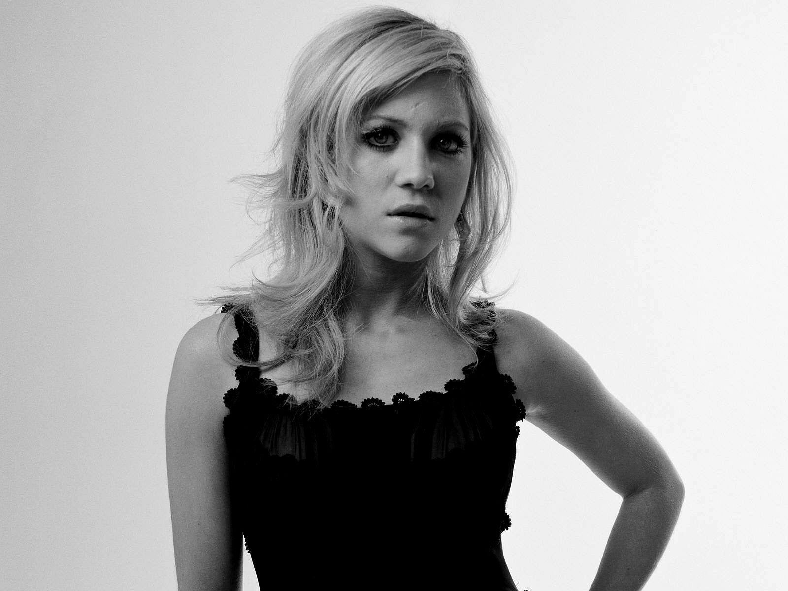 1600x1200 Brittany Snow Wallpaperx1200