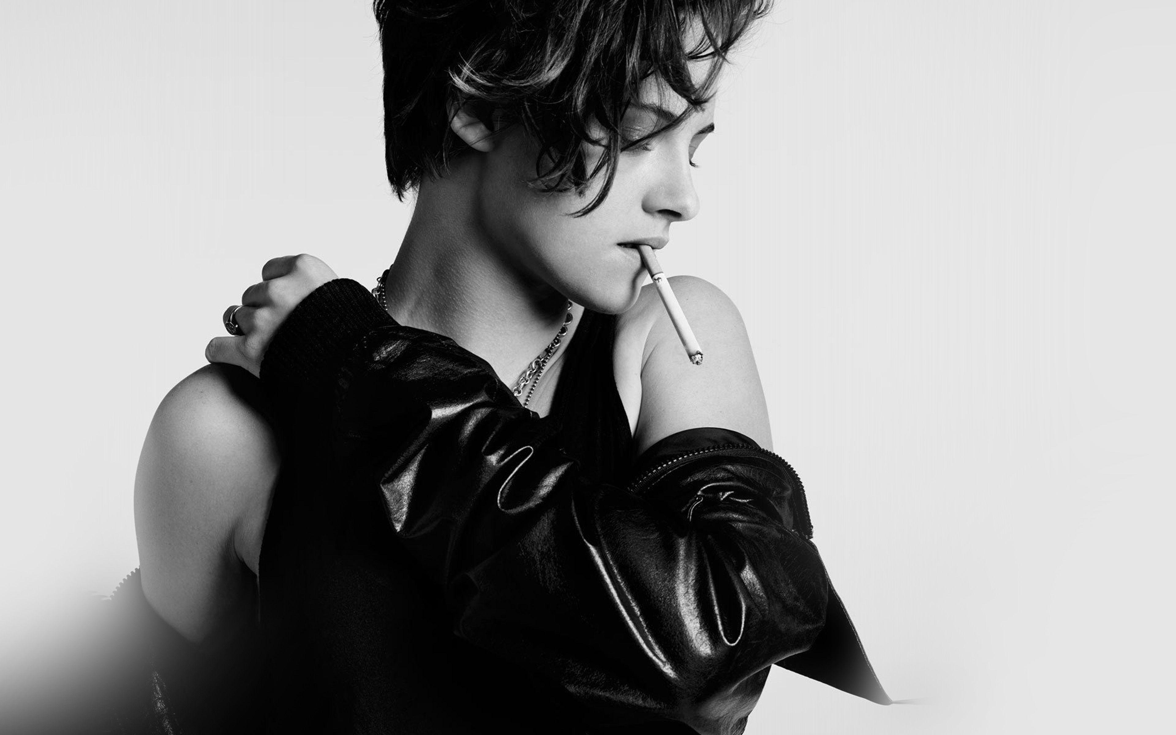 3840x2400 Kristen Stewart Bw Girl Celebrity Smoking Wallpaper