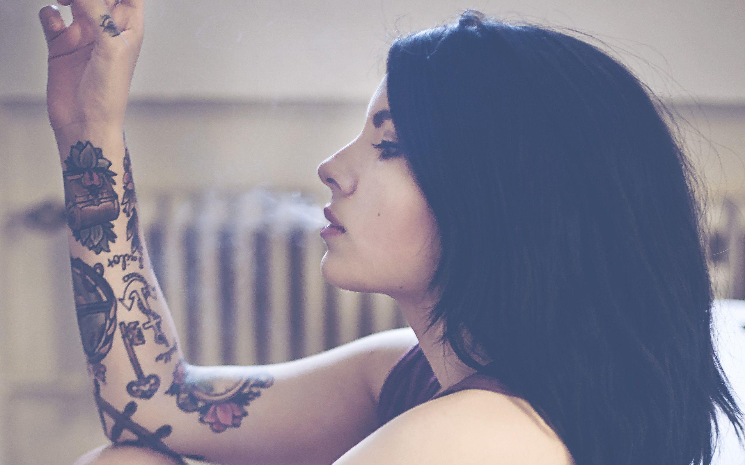 2560x1600 Smoking tattoos girl