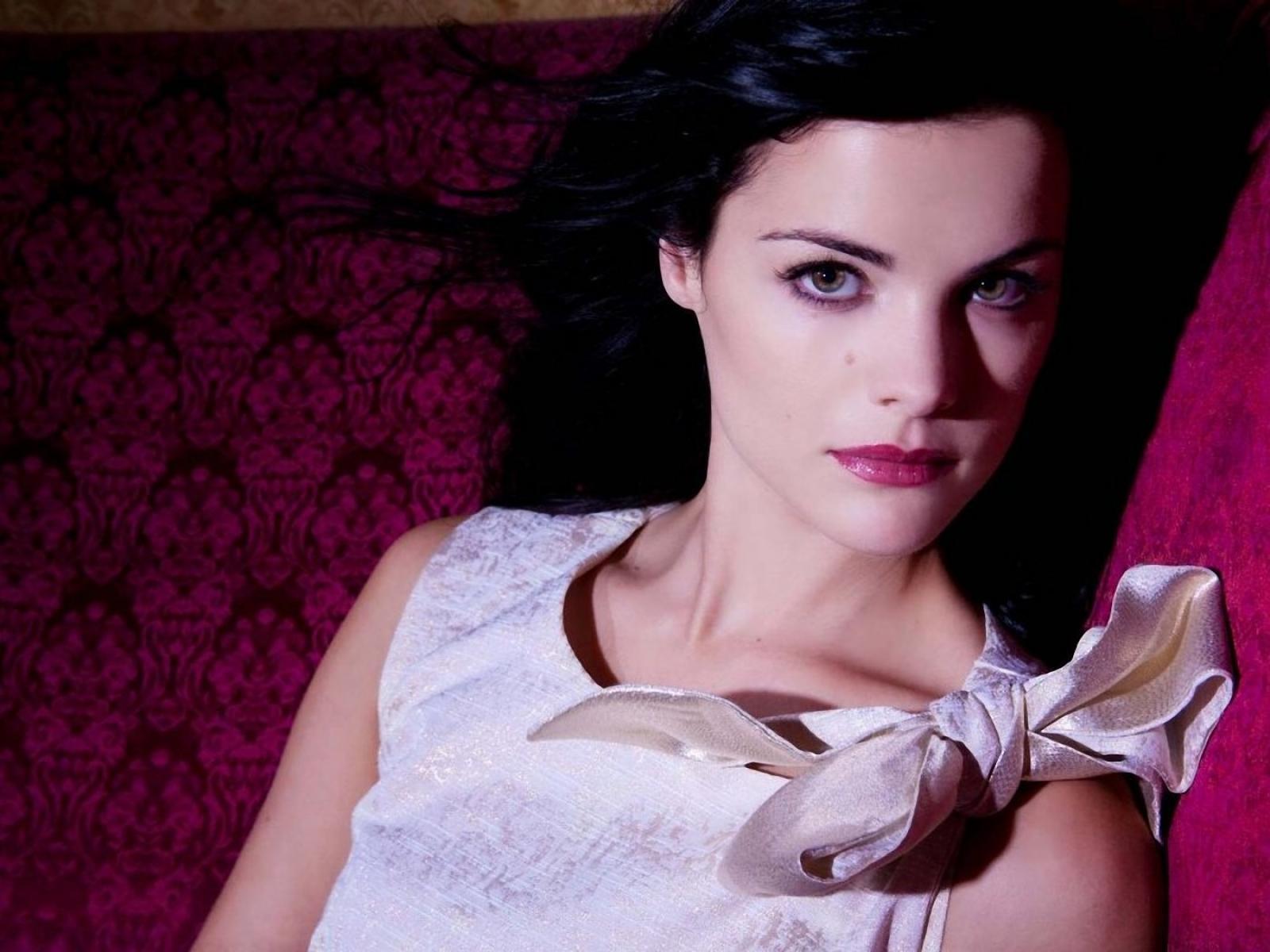 1600x1200 Awesome Wallpaper: Jaimie Alexander's HD Wallpaper