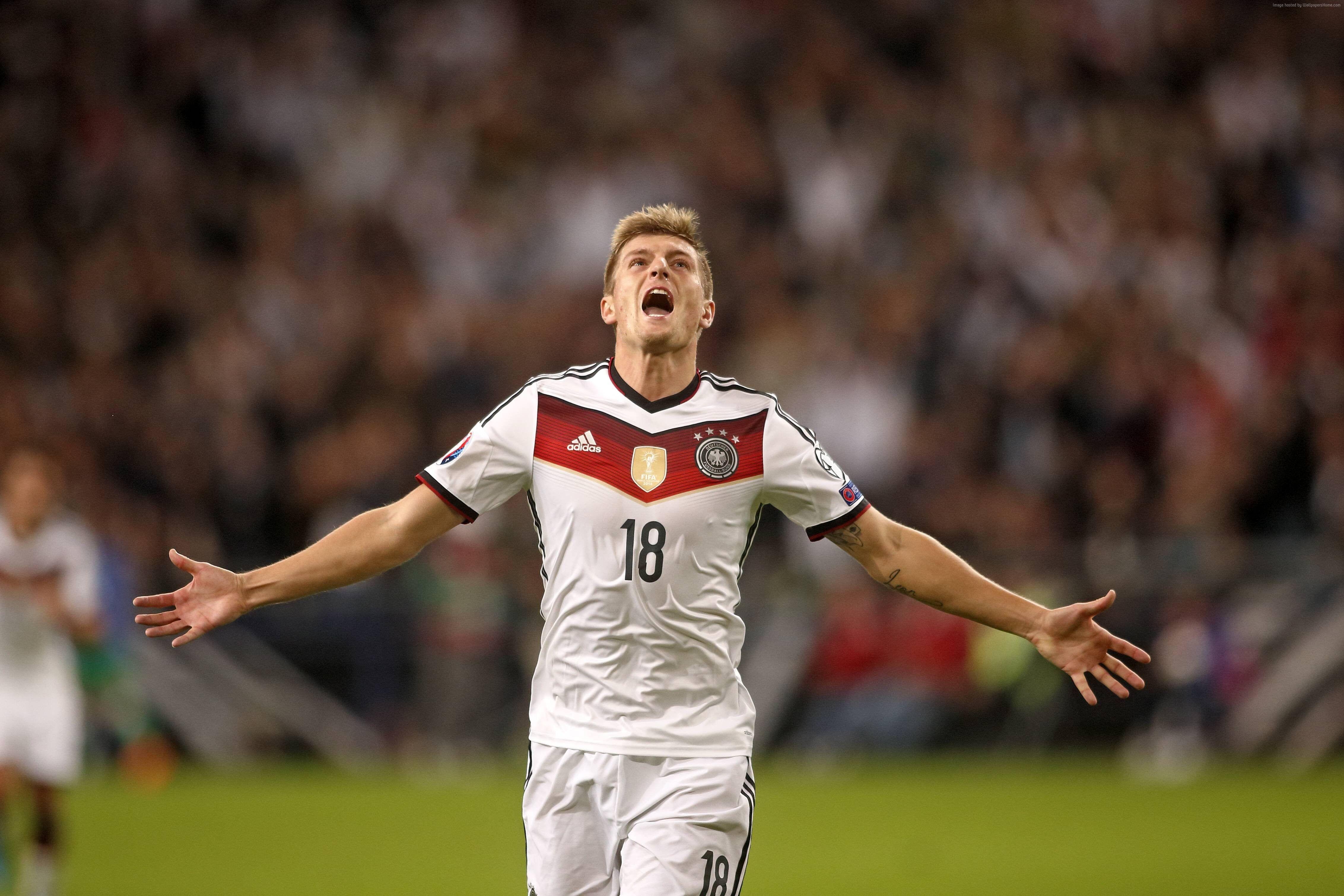 4530x3020 Soccer player on field HD wallpaper
