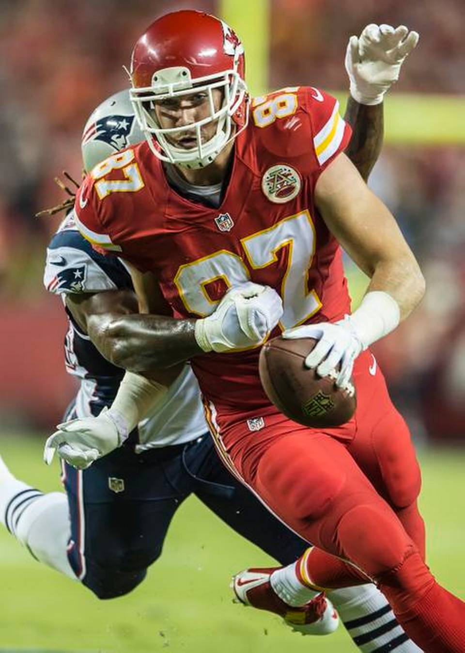 960x1347 Travis Kelce Wallpaper