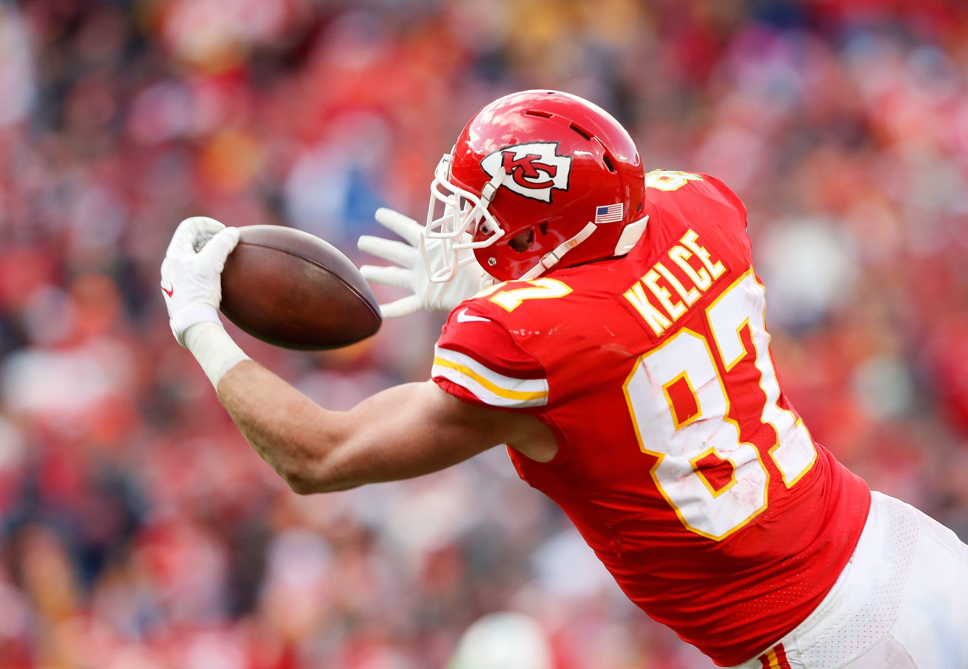 3200x2212 Tale of the Tape: Travis Kelce versus Rob Gronkowski