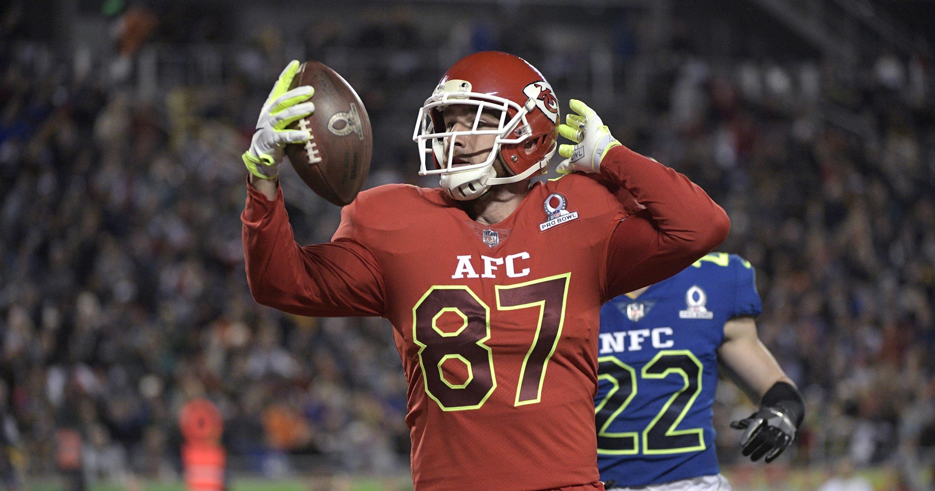 3200x1680 Travis Kelce Wallpaper