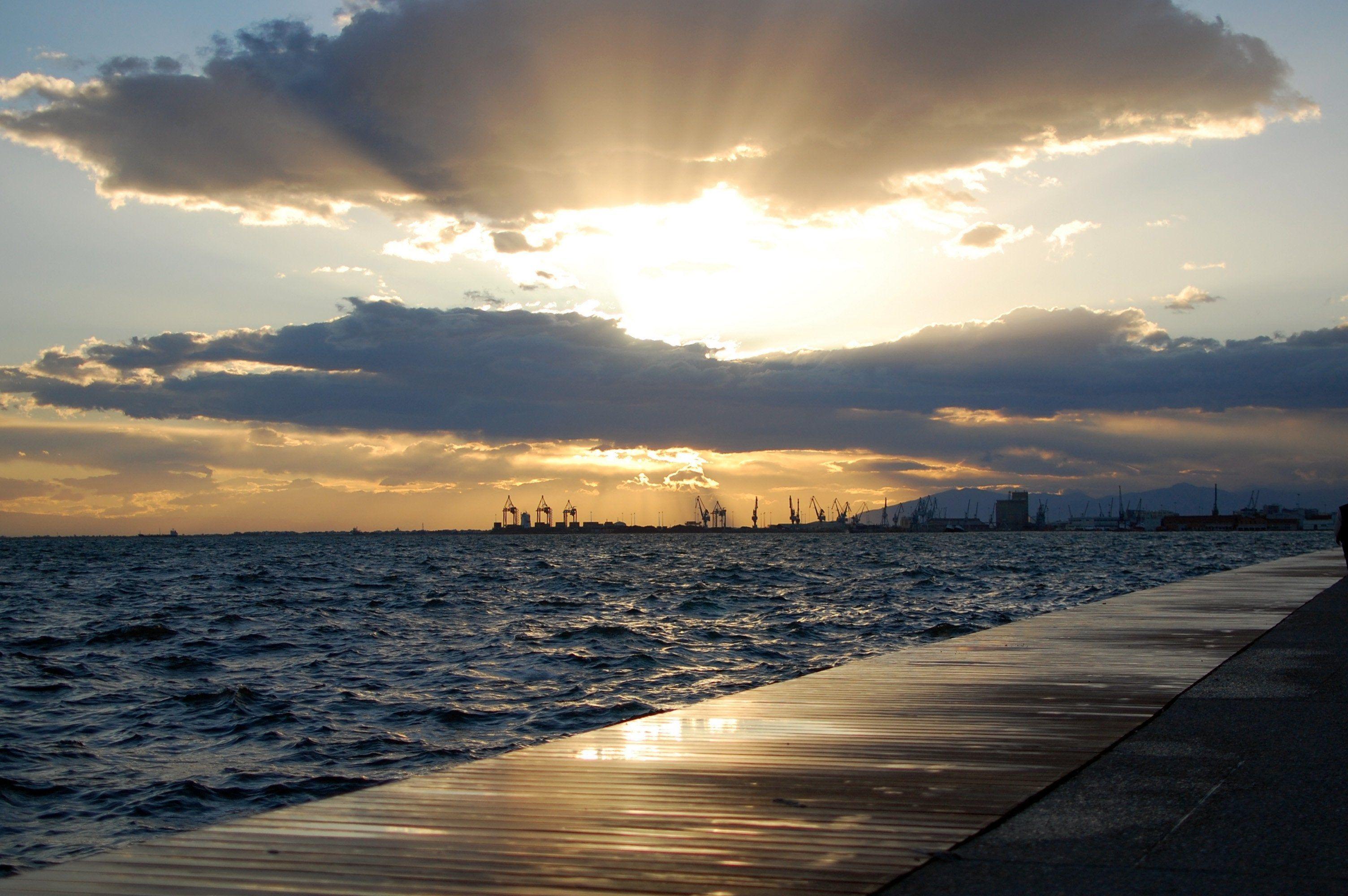 3008x2000 The ports of Thessaloniki (3008x2000) [OC]