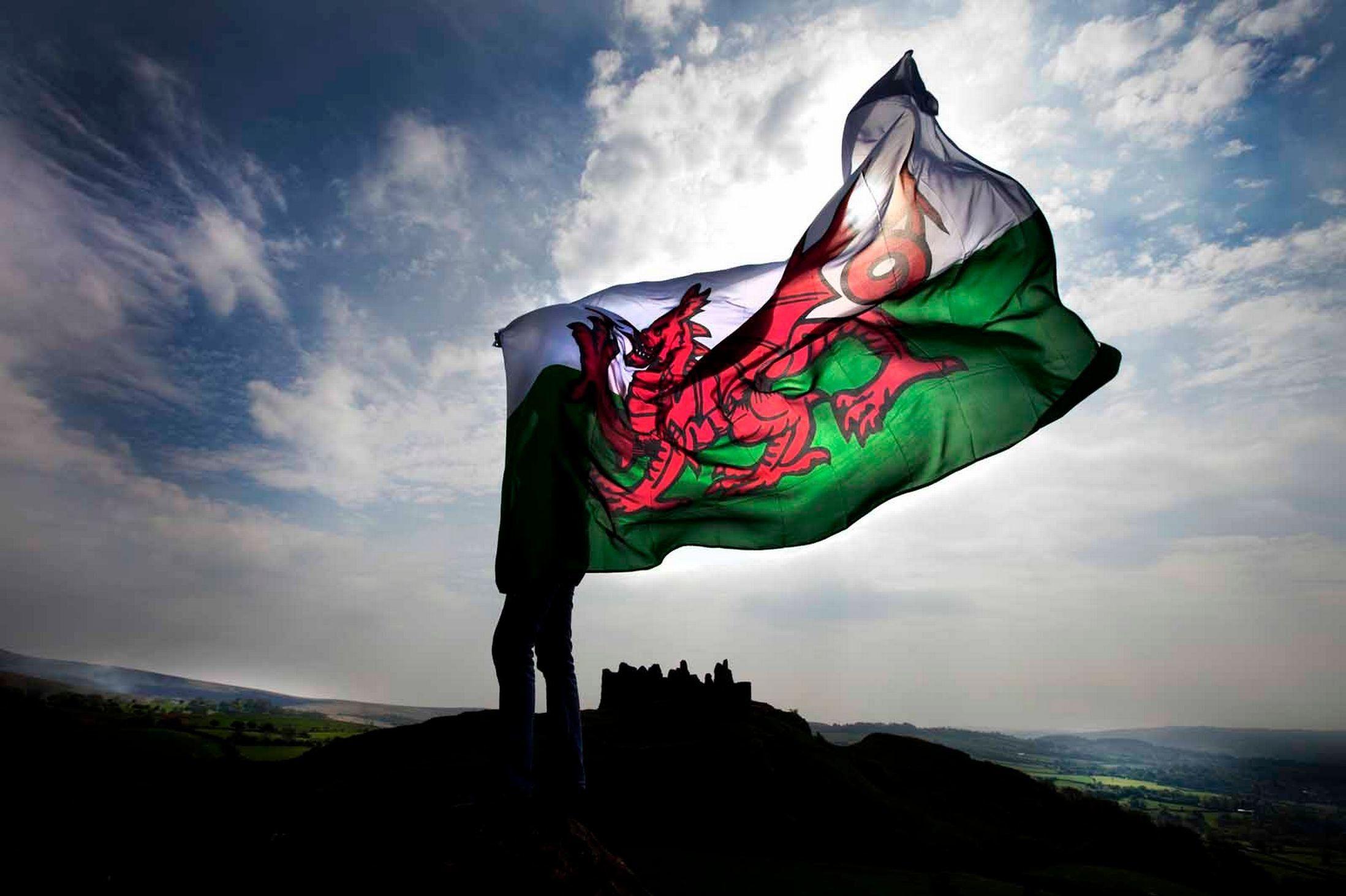 Welsh. Уэльс Flag. Флаг Welsh. Уэльс природа с флагом. Флаг с драконом.