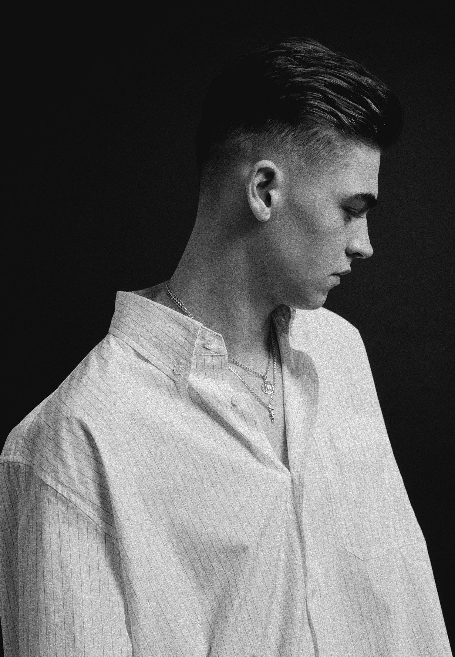 1500x2167 Hero Fiennes Tiffin Phone Wallpaper