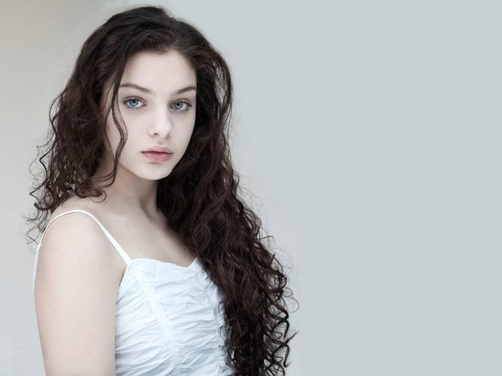 1600x1200 Odeya Rush Wallpaper