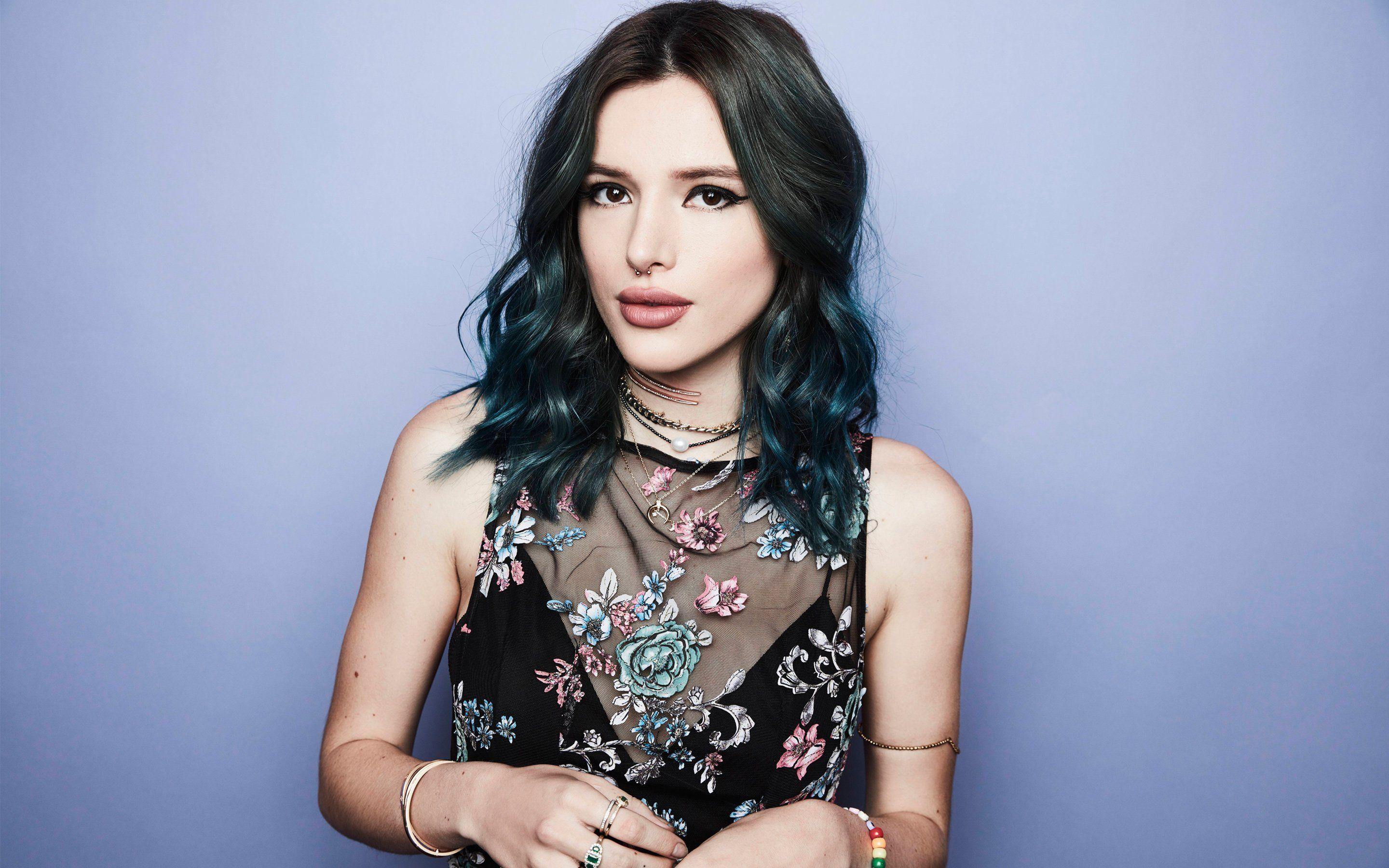 2880x1800 Bella Thorne Blue Background 4K Wallpaper • GamePhD