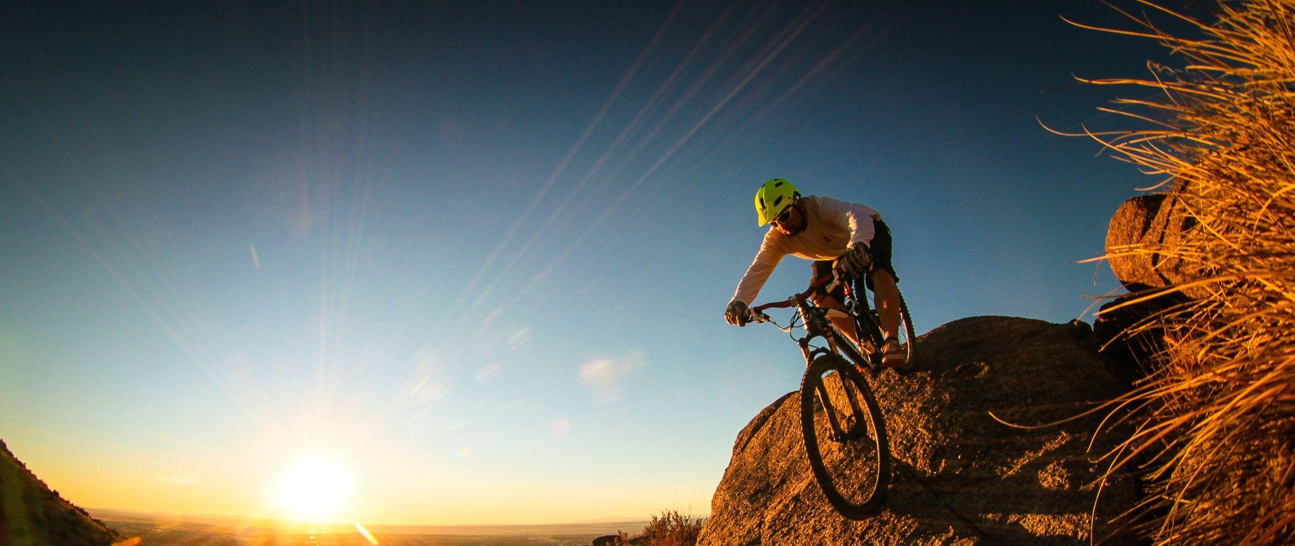 2560x1080 Download wallpaper 2560x1080 man, mountain bike, cyclist dual wide