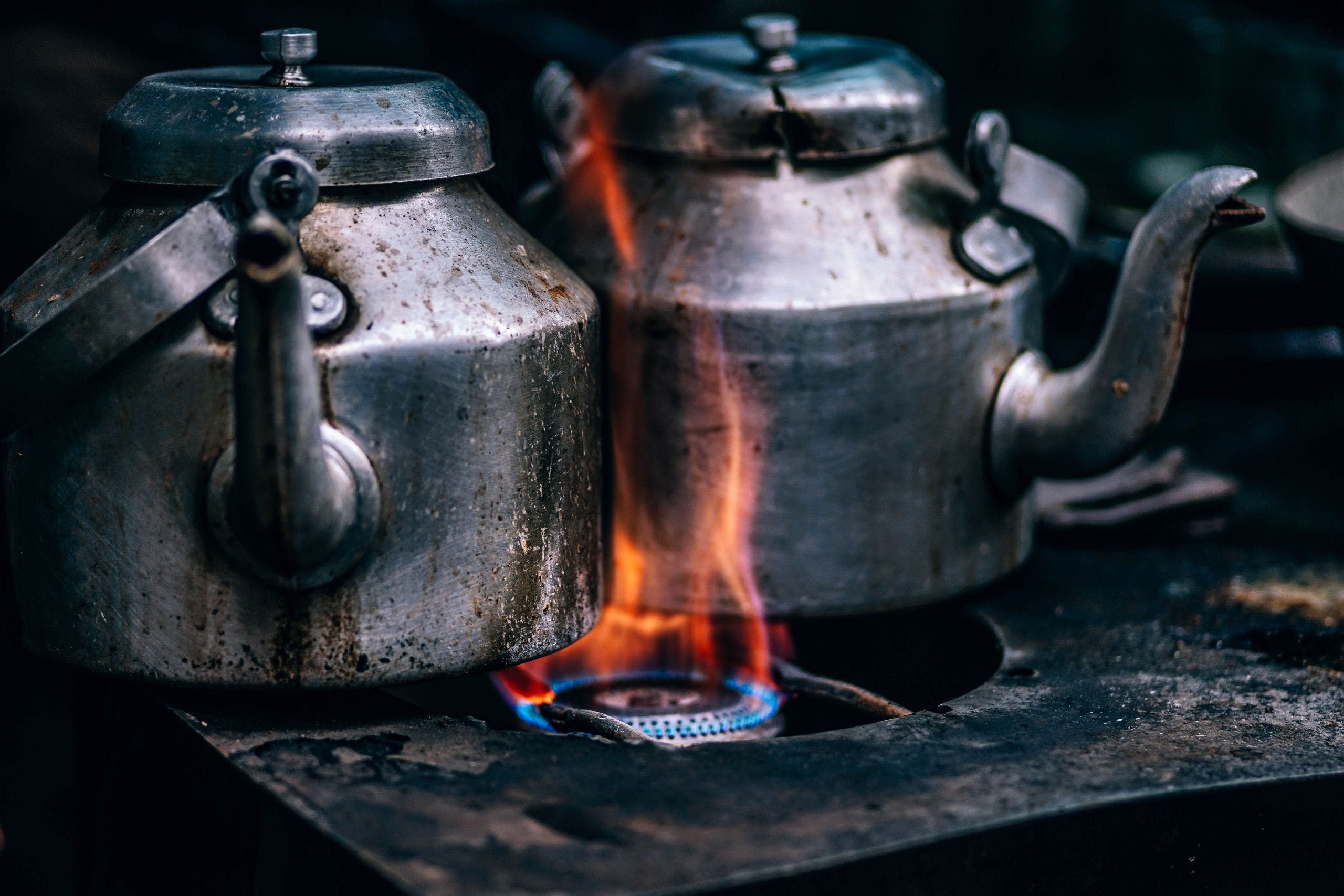 2560x1707 HD Old teapot on the gas stove Wallpaper