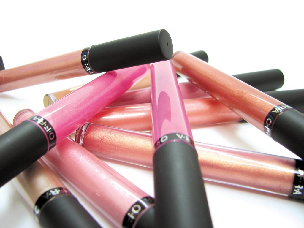 1024x768 Lipsticks N Glosses Products Wallpaper