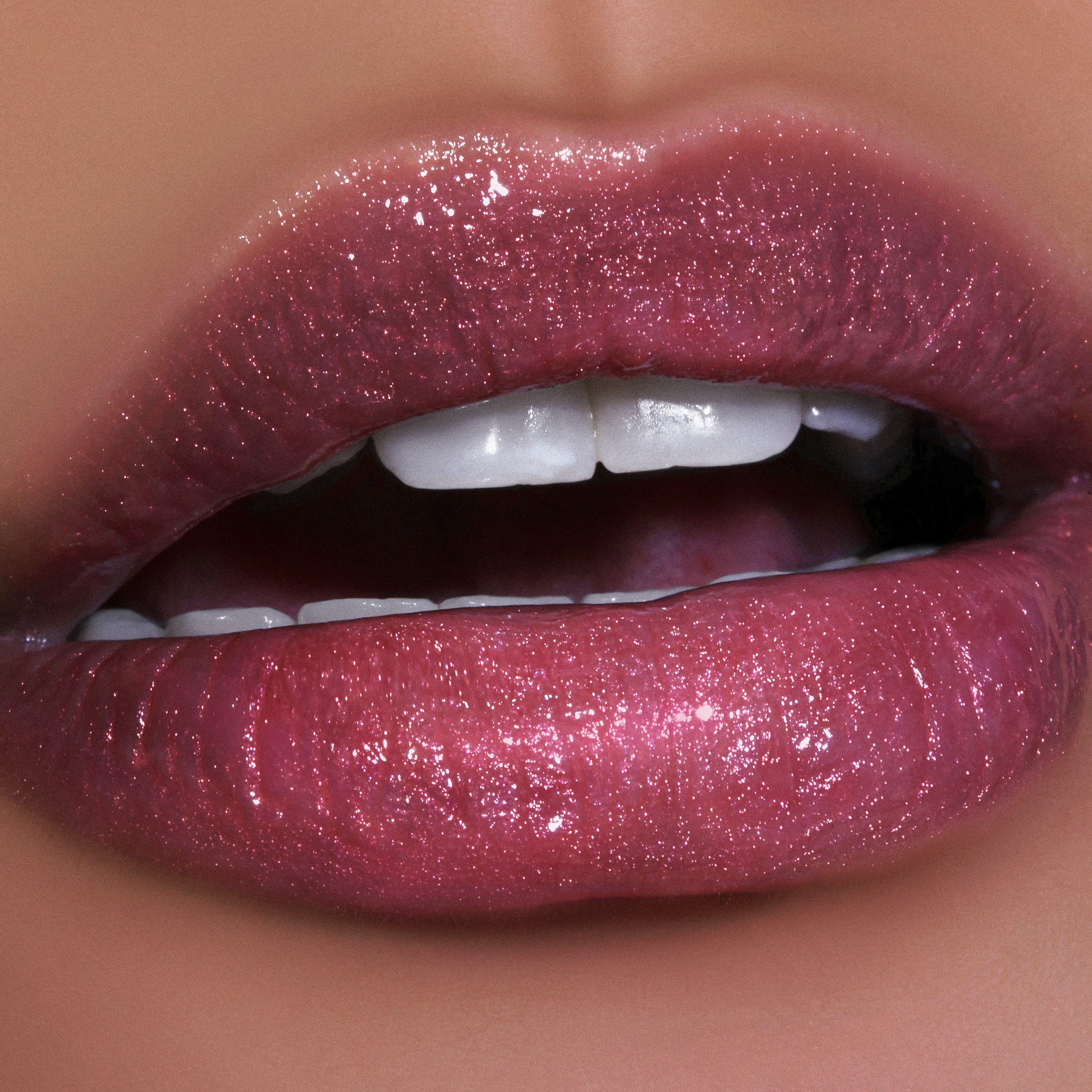 3643x3643 A prismatic, nourishing gloss that highlights lips for a