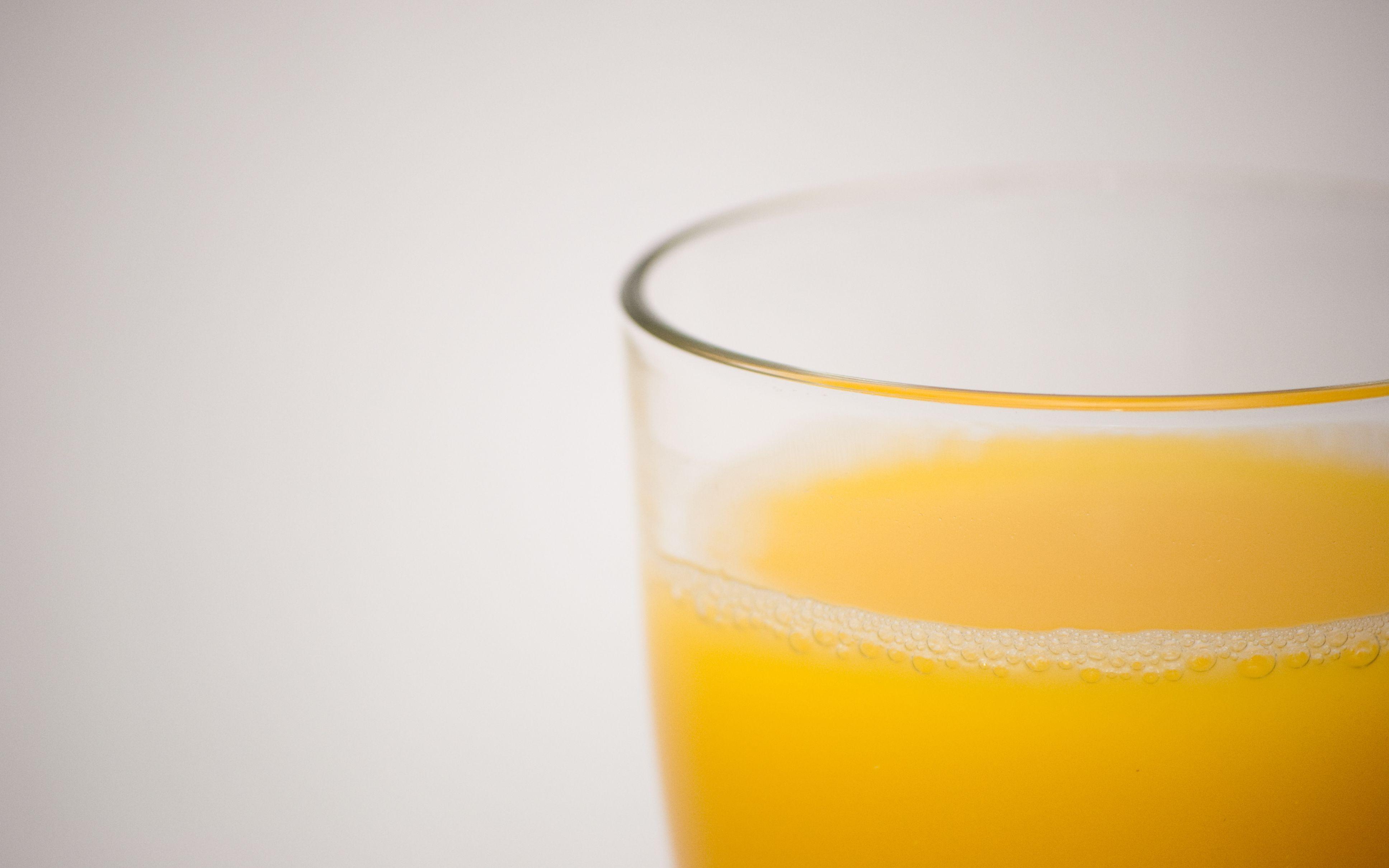 Empty juice. Стакан сока. Апельсиновый сок. Сок в стаканах на темном фоне. Бокалы для сока.