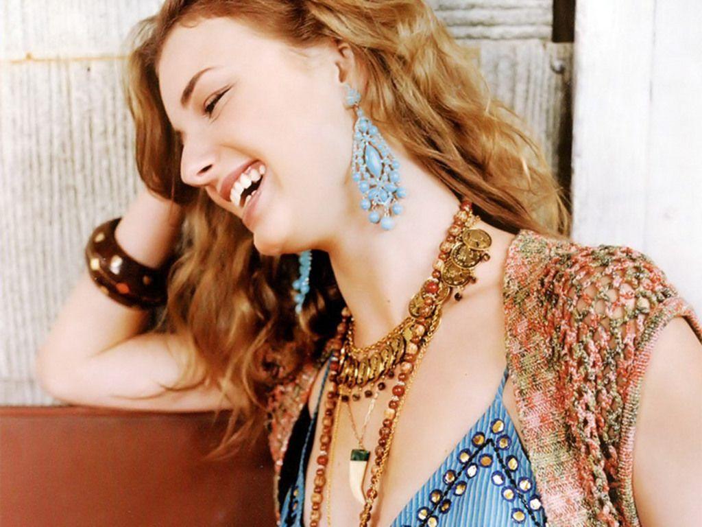 1024x768 Emily Vancamp Hot