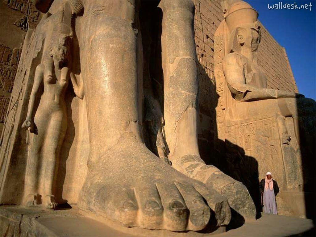 1024x768 Wallpaper Statue of Ramses II, Luxor, Egypt