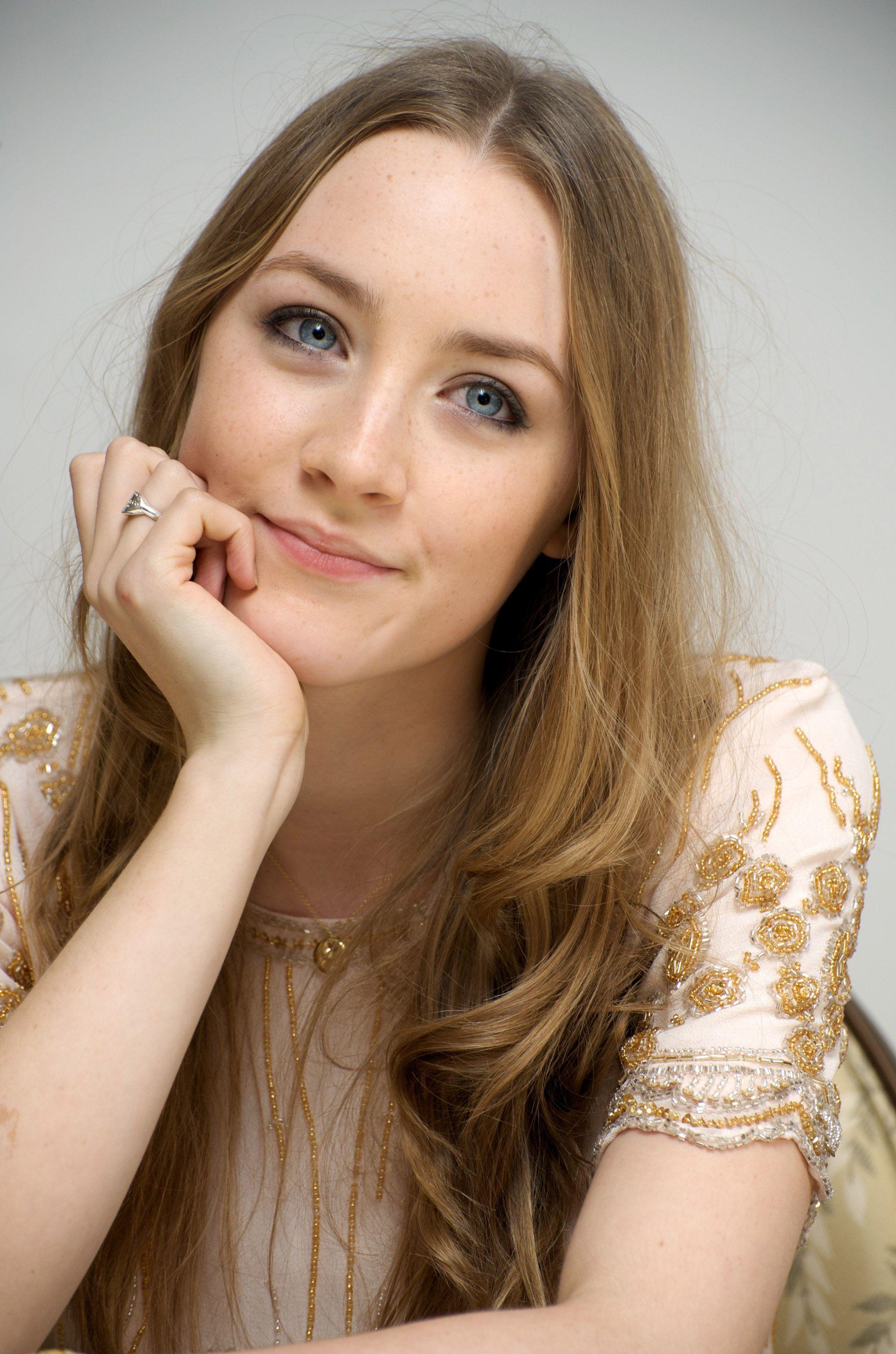 1986x3000 Saoirse Ronan Wallpaper iPhone. Pretty people, Good looking women