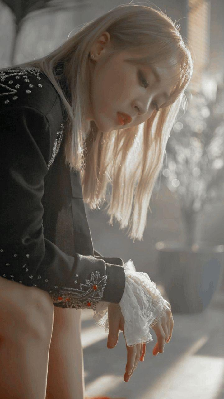 720x1280 moonbyul wallpaper