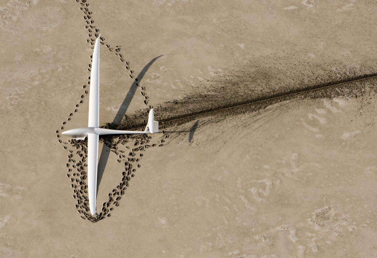 1600x1095 Glider that landed in a dry lake bed