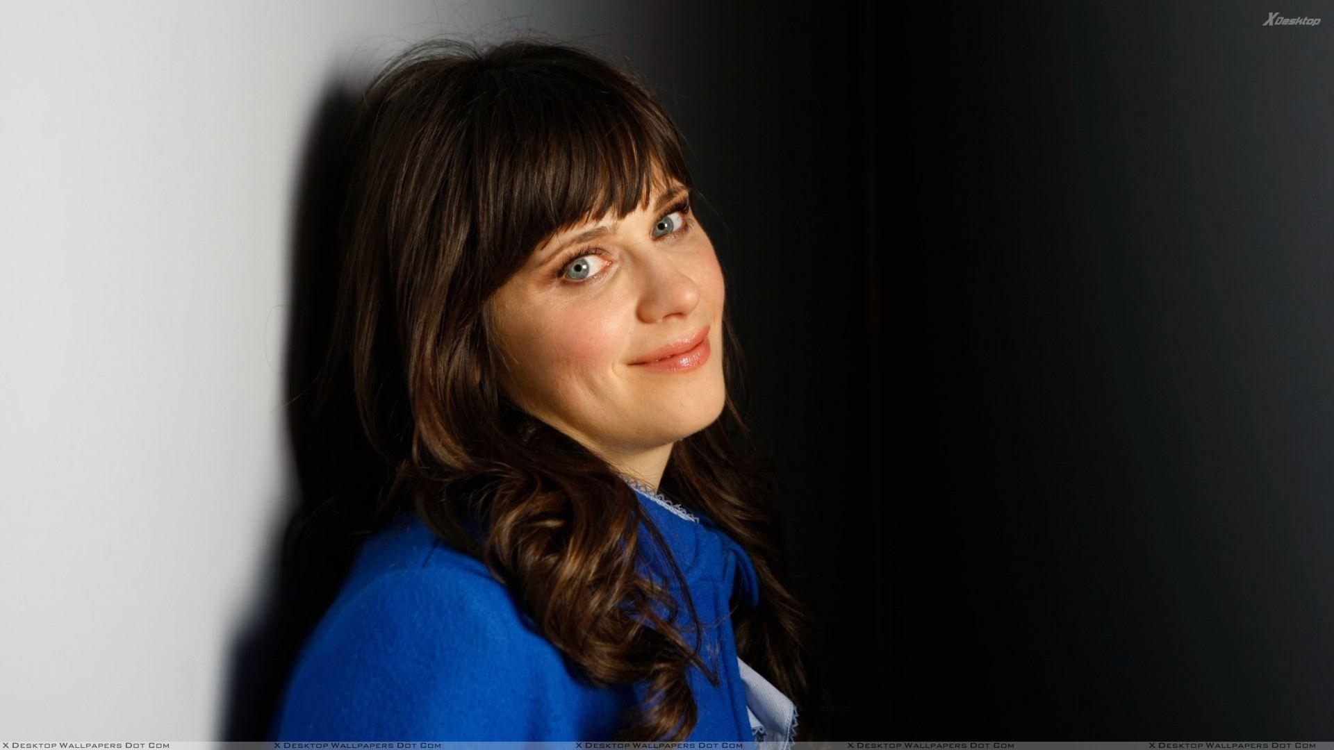 1920x1080 Zooey Deschanel Smiling Cute Eyes N Side Pose Photohoot Wallpaper