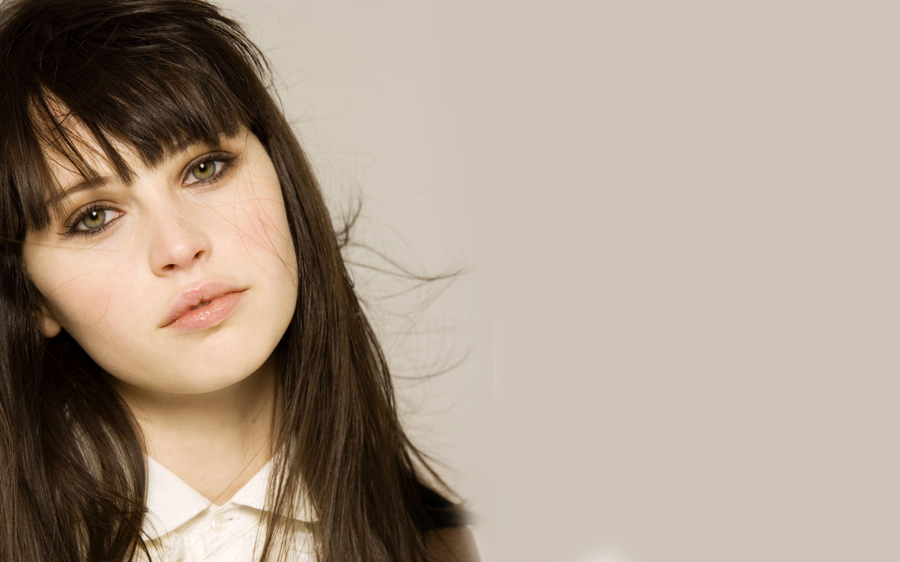 2880x1800 Felicity Jones HD Wallpaper and Background Image